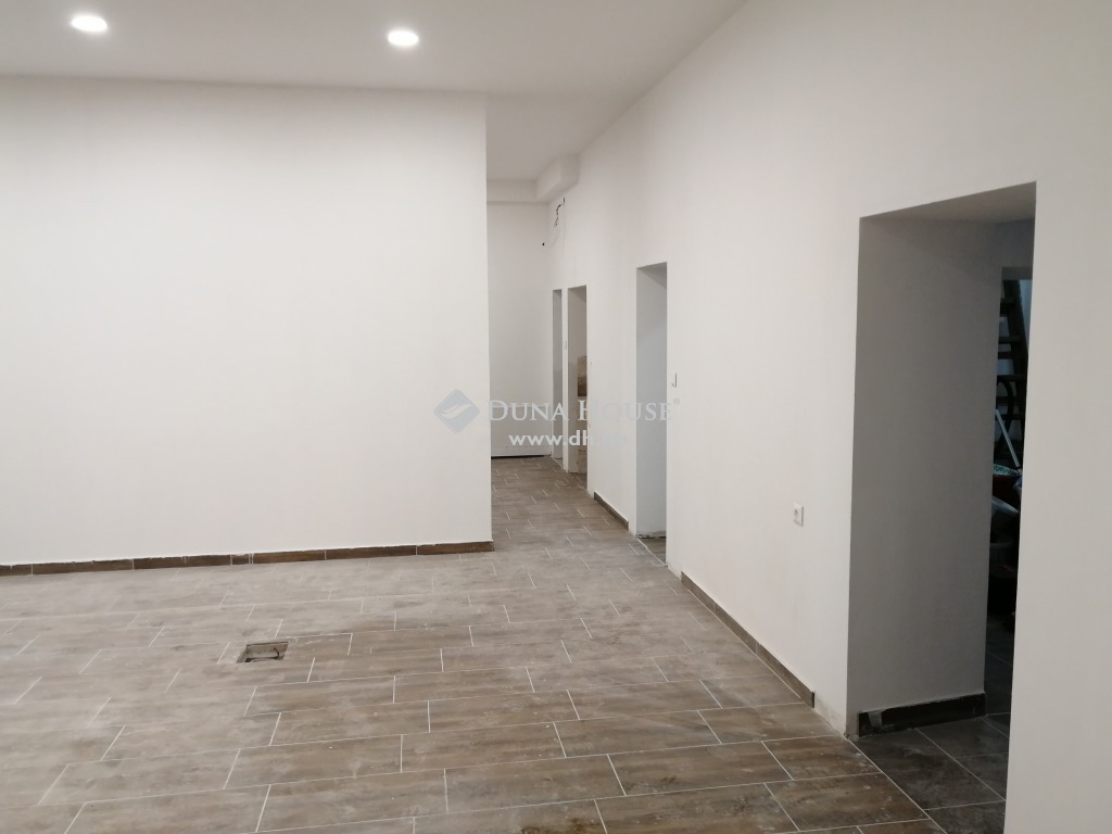 Eladó utcai bejáratú üzlethelység Komárom