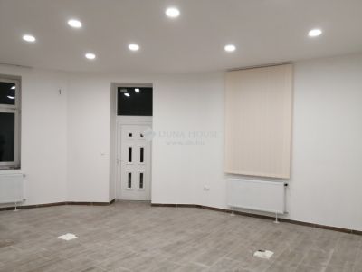 Eladó utcai bejáratú üzlethelység Komárom