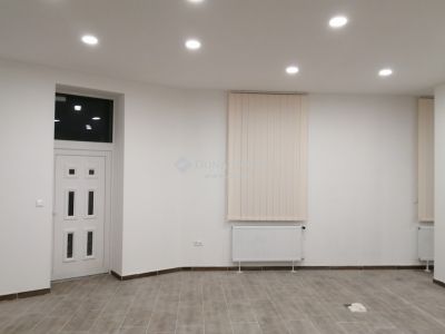 Eladó utcai bejáratú üzlethelység Komárom