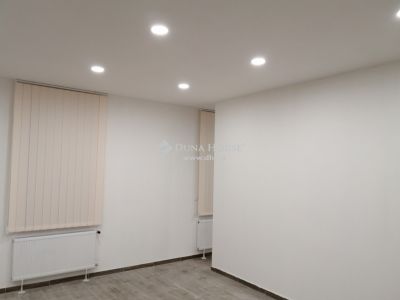 Eladó utcai bejáratú üzlethelység Komárom
