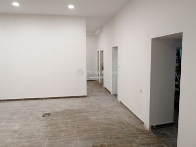 Eladó utcai bejáratú üzlethelység Komárom