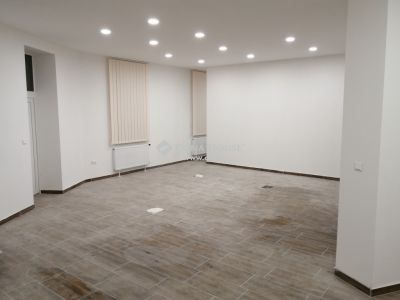Eladó utcai bejáratú üzlethelység Komárom