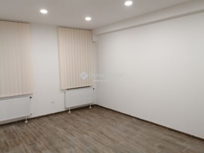 Eladó utcai bejáratú üzlethelység Komárom