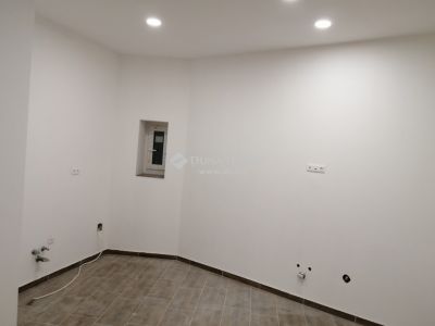 Eladó utcai bejáratú üzlethelység Komárom