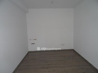 Eladó utcai bejáratú üzlethelység Siófok