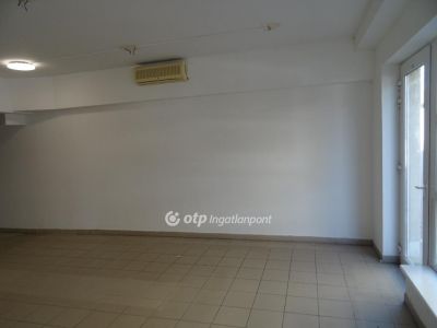 Eladó utcai bejáratú üzlethelység Siófok