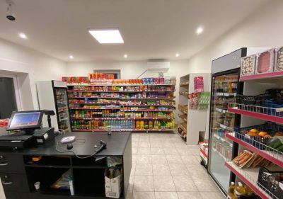 Eladó utcai bejáratú üzlethelység Derecske