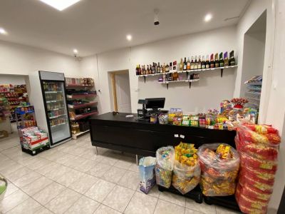 Eladó utcai bejáratú üzlethelység Derecske