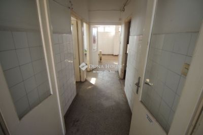 Eladó utcai bejáratú üzlethelység Kecskemét