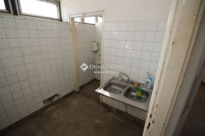 Eladó utcai bejáratú üzlethelység Kecskemét