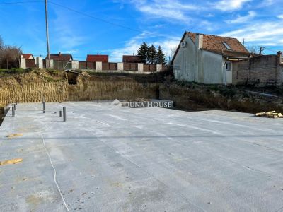 Eladó külterületi telek Bonyhád