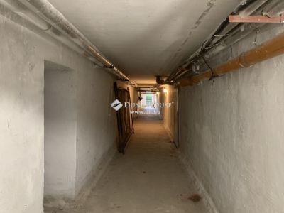 Eladó raktár Komárom