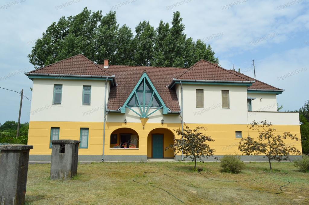 Eladó kastély Lakitelek