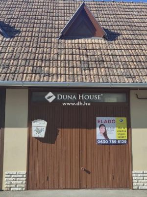 Eladó utcai bejáratú üzlethelység Bonyhád