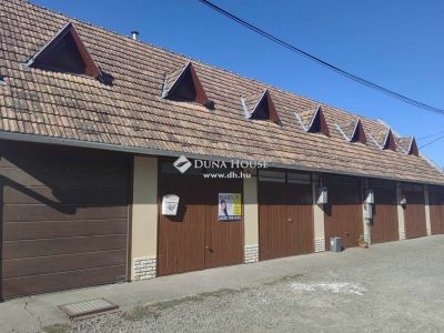 Eladó utcai bejáratú üzlethelység Bonyhád