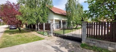 Eladó családi ház Baracska