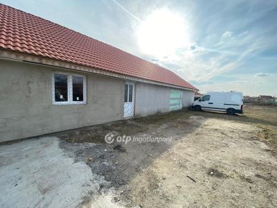 Eladó egyéb üzlethelység Poroszló