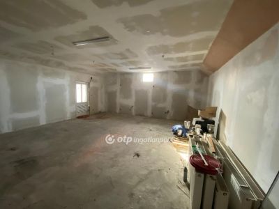 Eladó egyéb üzlethelység Poroszló