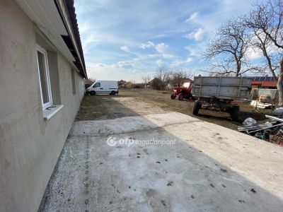 Eladó egyéb üzlethelység Poroszló