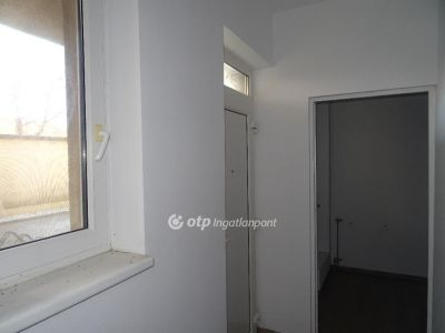 Eladó utcai bejáratú üzlethelység Siófok