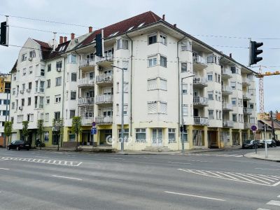 Eladó utcai bejáratú üzlethelység Debrecen