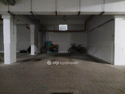 Eladó egyedi garázs Debrecen