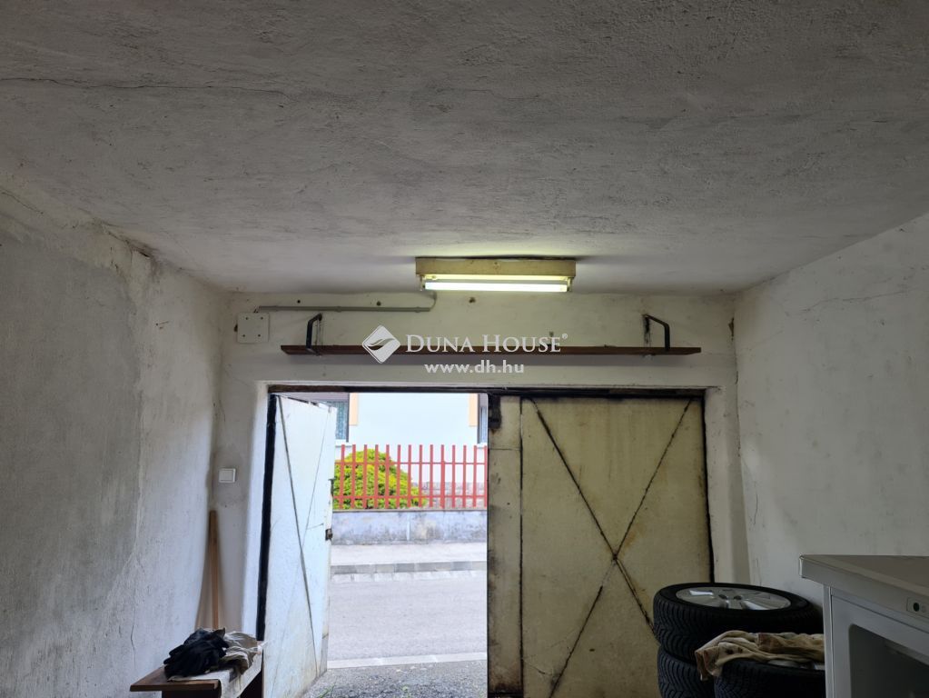 Eladó egyedi garázs Pécs