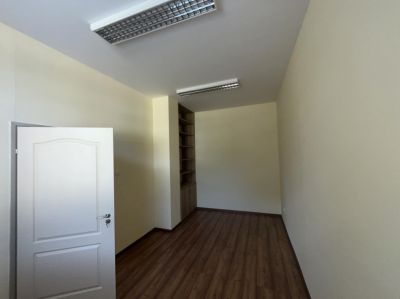 Kiadó irodahelység irodaházban Debrecen