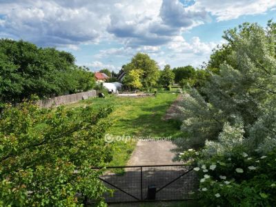 Eladó lakóövezeti telek Velence