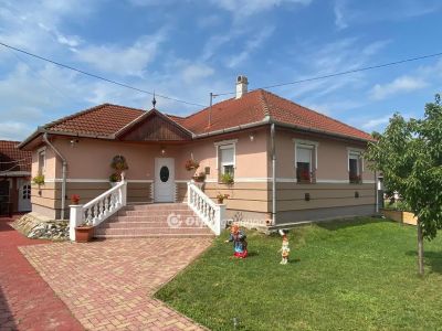 Eladó családi ház Poroszló