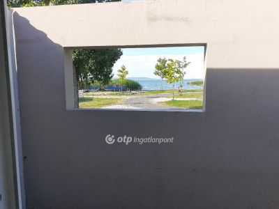 Eladó utcai bejáratú üzlethelység Szántód