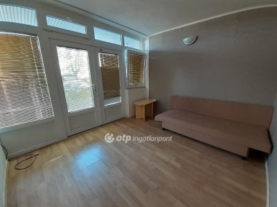 Eladó utcai bejáratú üzlethelység Szántód