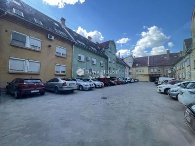 Eladó iroda családi házban Kecskemét