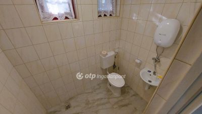 Eladó utcai bejáratú üzlethelység Mezőtúr