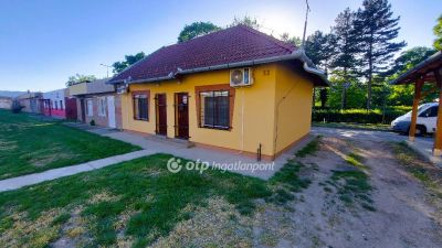 Eladó utcai bejáratú üzlethelység Mezőtúr
