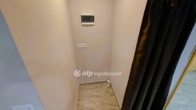 Eladó utcai bejáratú üzlethelység Mezőtúr