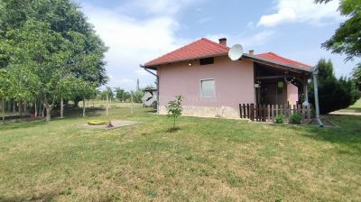 Eladó tanya Jászkarajenő