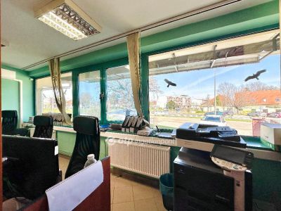 Eladó iroda családi házban Érd