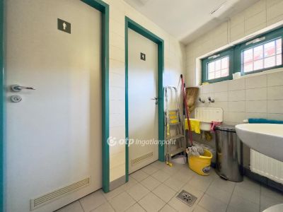 Eladó iroda családi házban Érd