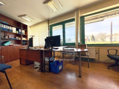 Eladó iroda családi házban Érd