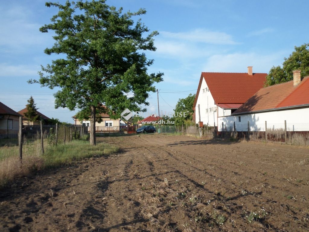 Eladó lakóövezeti telek Újlengyel