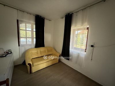 Eladó családi ház Poroszló
