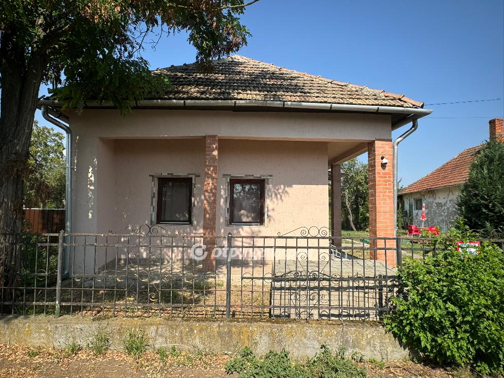 Eladó családi ház Poroszló