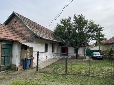 Eladó családi ház Apc