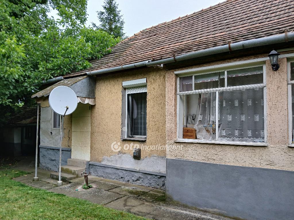 Eladó családi ház Apc