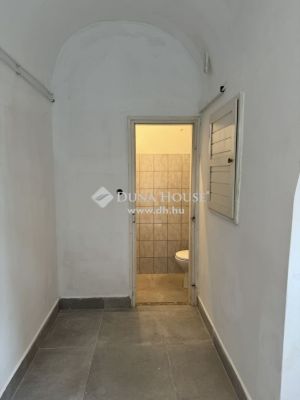 Eladó üzlethelység udvarban Esztergom
