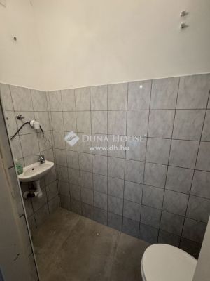 Eladó üzlethelység udvarban Esztergom