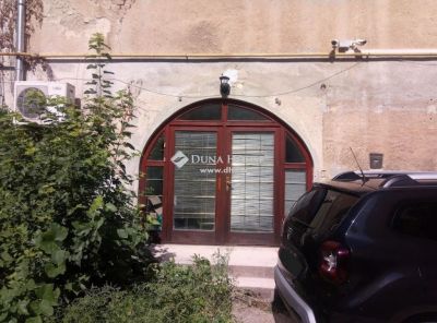 Eladó üzlethelység udvarban Esztergom