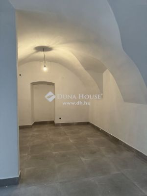 Eladó üzlethelység udvarban Esztergom