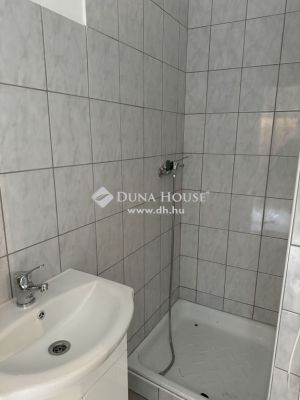 Eladó üzlethelység udvarban Esztergom
